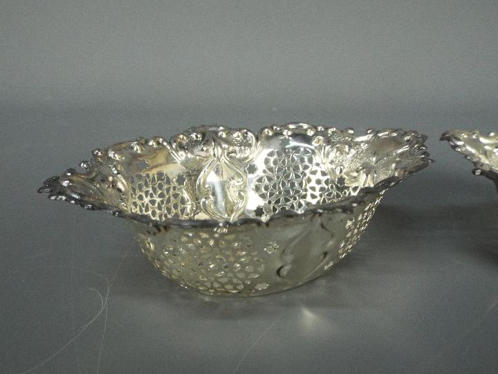 A pair of Edward VII hallmarked silver sweetmeat bowls, Sheffield assay 1904, - Image 2 of 4