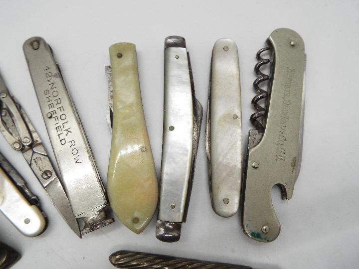 A small collection of folding pocket knives and similar. - Image 3 of 4