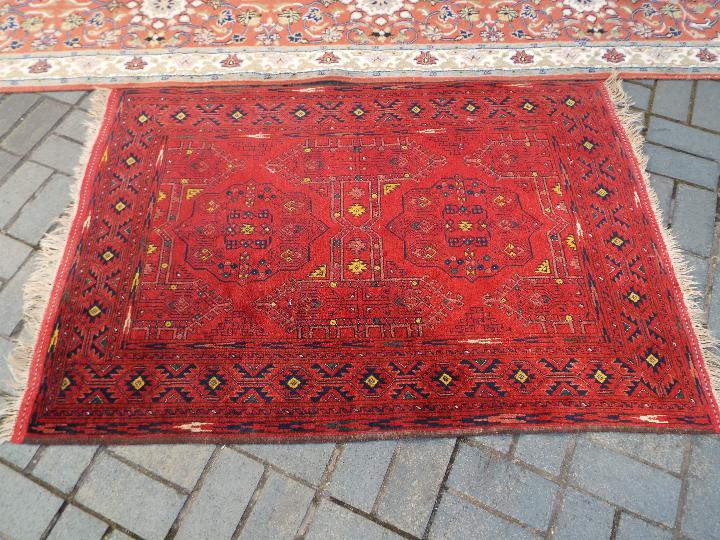 A rug measuring approximately 155 cm x 105 cm and a runner 375 cm x 80 cm. - Image 2 of 3