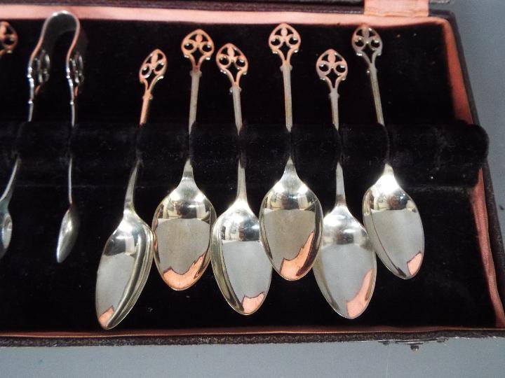 A cased set of George V hallmarked silver coffee spoons and sugar tongs (one spoon lacking), - Image 3 of 6