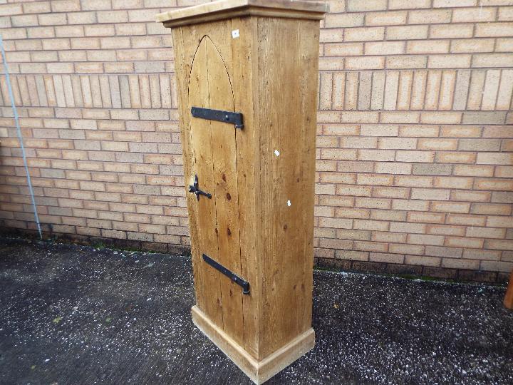 A good quality pine cupboard having sing - Image 3 of 3