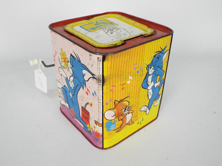 A vintage tin plate Tom and Jerry Jack In The Box by Rosebud Mattel. - Image 4 of 5