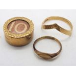 A 9ct gold Wishbone ring, size Q½, a 9ct gold Currency Note charm and a rolled gold ring size H,