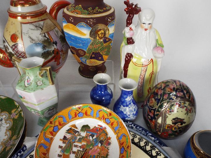 A mixed lot of Oriental ceramics to include vases, tea wares, plates and similar. - Image 7 of 11