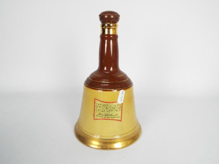 A Bells whisky decanter and contents, 26⅔ fl oz, 70° proof. - Image 2 of 4