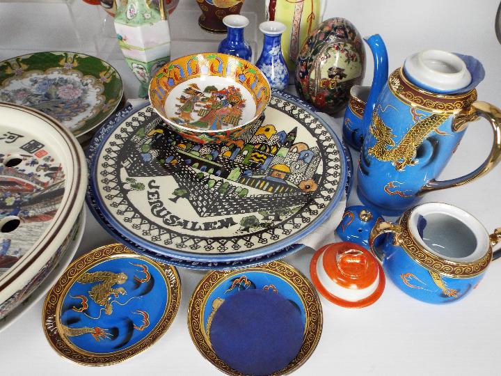 A mixed lot of Oriental ceramics to include vases, tea wares, plates and similar. - Image 6 of 11