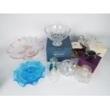 A collection of mixed glassware, part boxed, to include a Mdina seahorse,