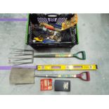 A mixed lot of hand tools, gardening equipment and similar.