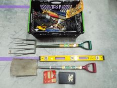 A mixed lot of hand tools, gardening equipment and similar.