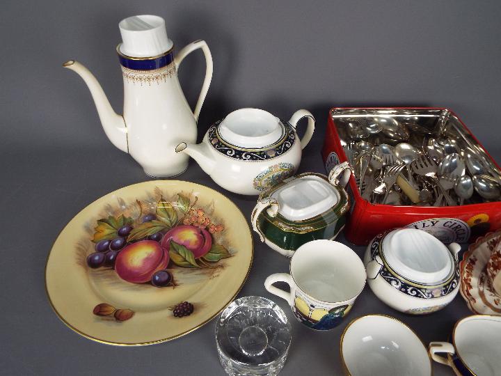 Lot comprising tea wares to include Wedgwood Runnymead, Spode Harrogate, Royal Worcester Regency, - Image 2 of 5