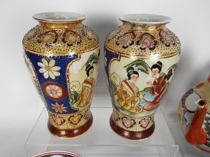 A mixed lot of Oriental ceramics to include vases, tea wares, plates and similar. - Image 3 of 11