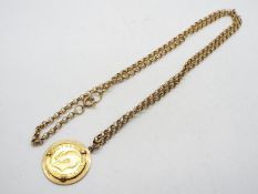 A George V half sovereign, 1913, in 9ct gold mount and on 9ct gold chain (62 cm length),