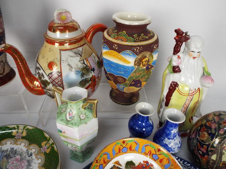 A mixed lot of Oriental ceramics to include vases, tea wares, plates and similar. - Image 4 of 11