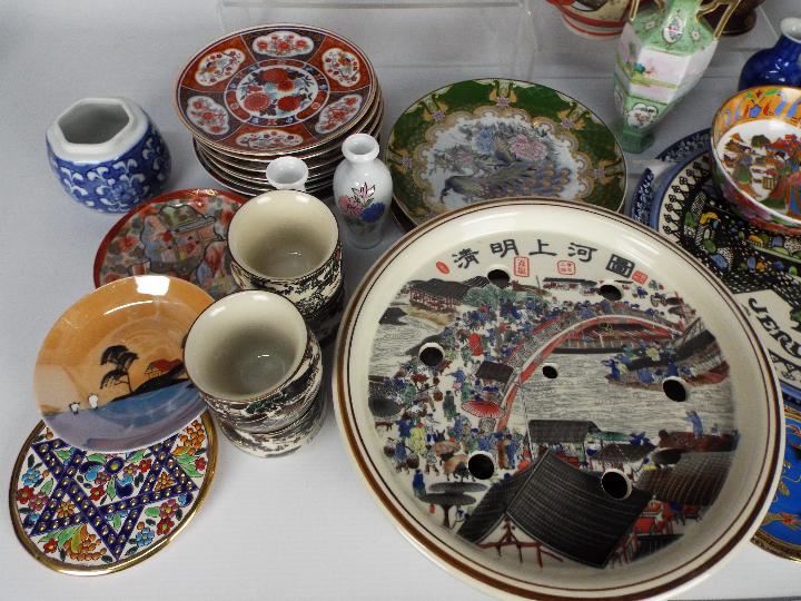 A mixed lot of Oriental ceramics to include vases, tea wares, plates and similar. - Image 2 of 11