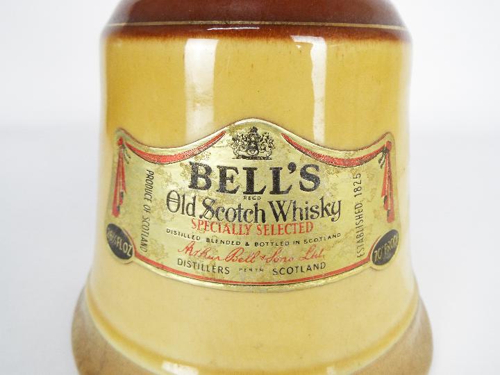 A Bells whisky decanter and contents, 26⅔ fl oz, 70° proof. - Image 4 of 4