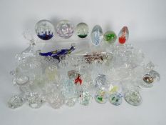 A collection of various glassware to inc