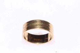 18 carat gold band ring, size K/L. Weight: 4.1 grams.