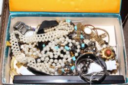 Tray lot with costume jewellery and wristwatches.