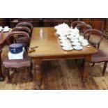 Late Victorian extending dining table with leaf and six balloon back dining chairs (one lacking a