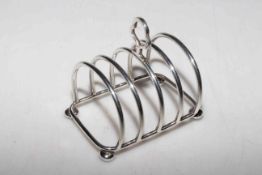 Silver five bar toast rack on bun feet, 9cm across, Birmingham 1939.