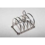 Silver five bar toast rack on bun feet, 9cm across, Birmingham 1939.