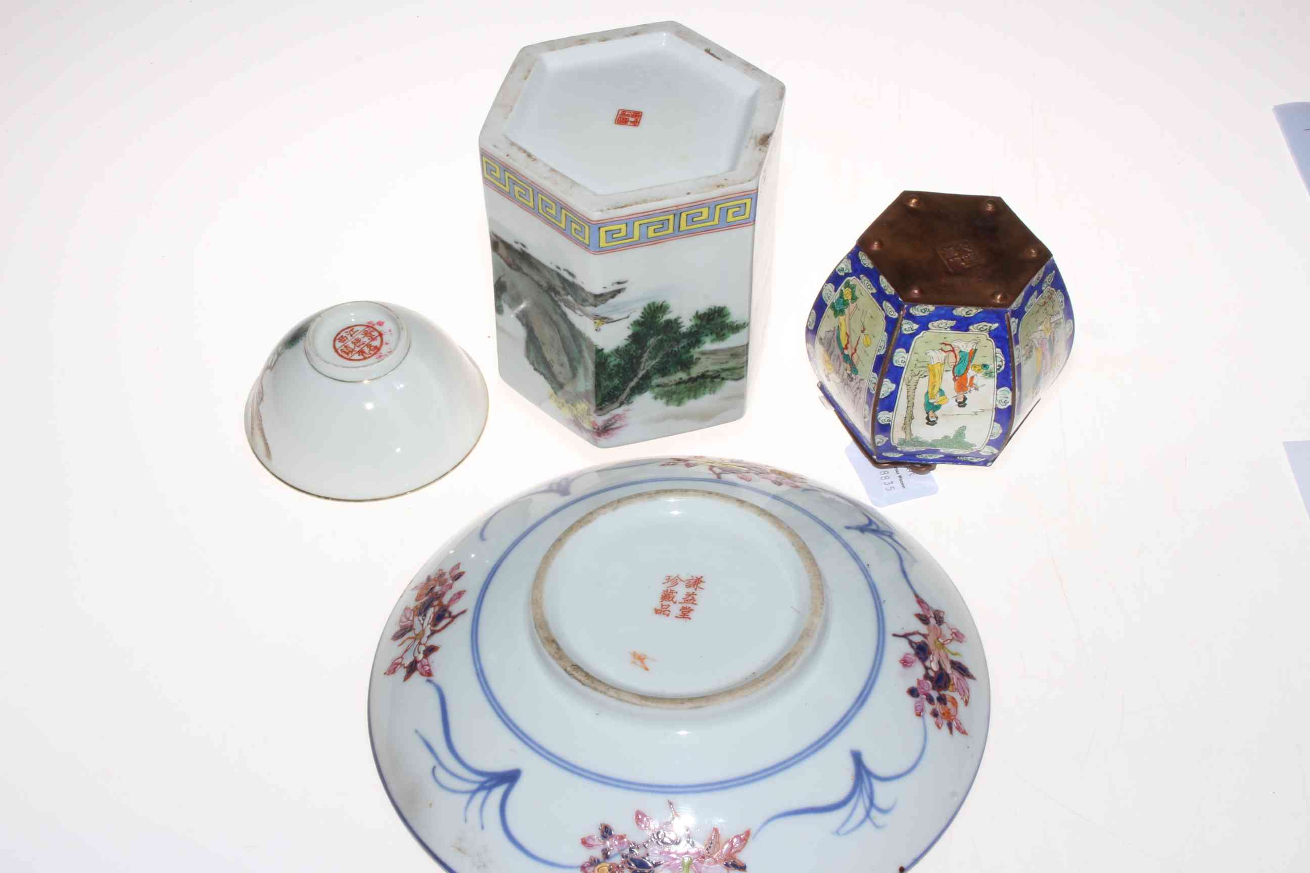 Double tray lot with sixteen Oriental pieces including pair lidded jars, - Image 5 of 6