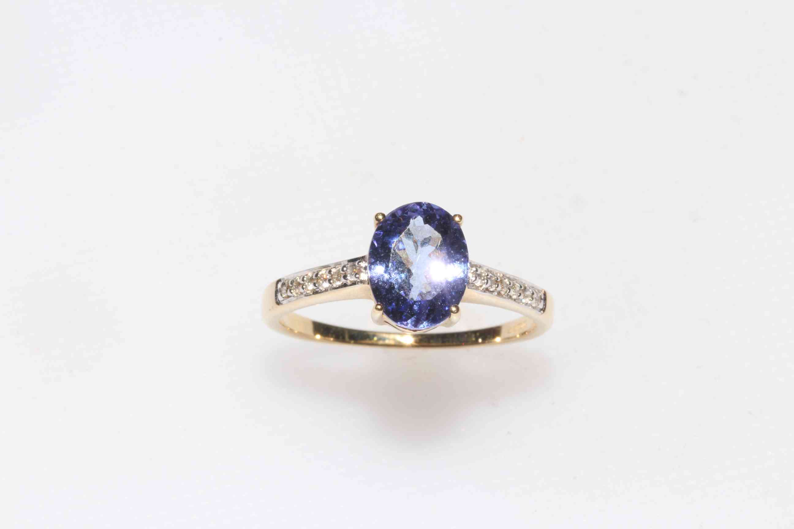 Tanzanite and diamond 14k yellow gold ring, the approximate 1. - Image 2 of 3