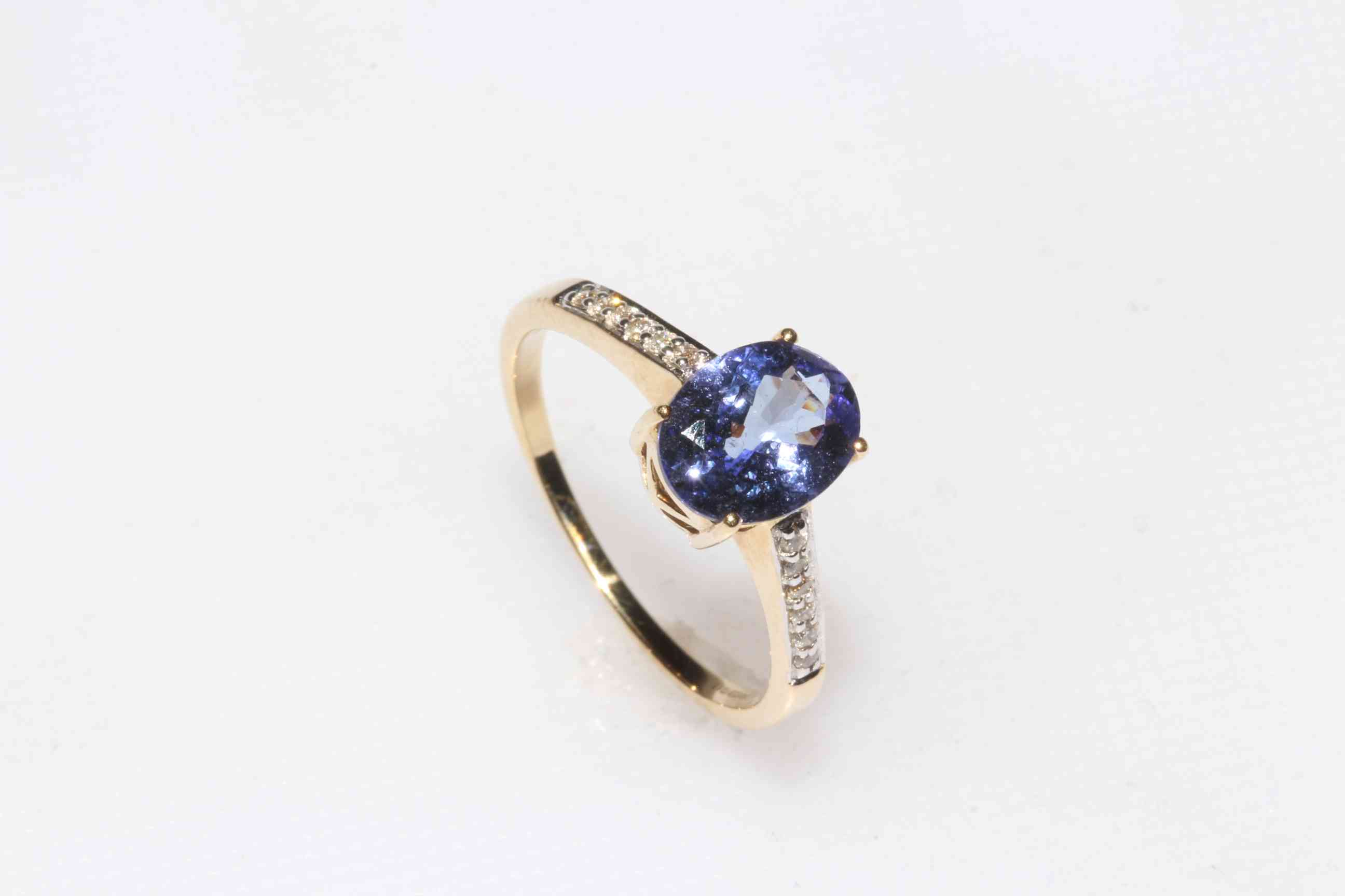 Tanzanite and diamond 14k yellow gold ring, the approximate 1.