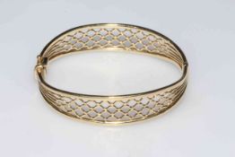 9 carat gold bangle with pierced decoration, (safety clasp damaged).