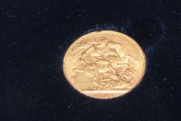 Victoria veiled head gold sovereign, having left facing portrait with initials TB below, dated 1899,