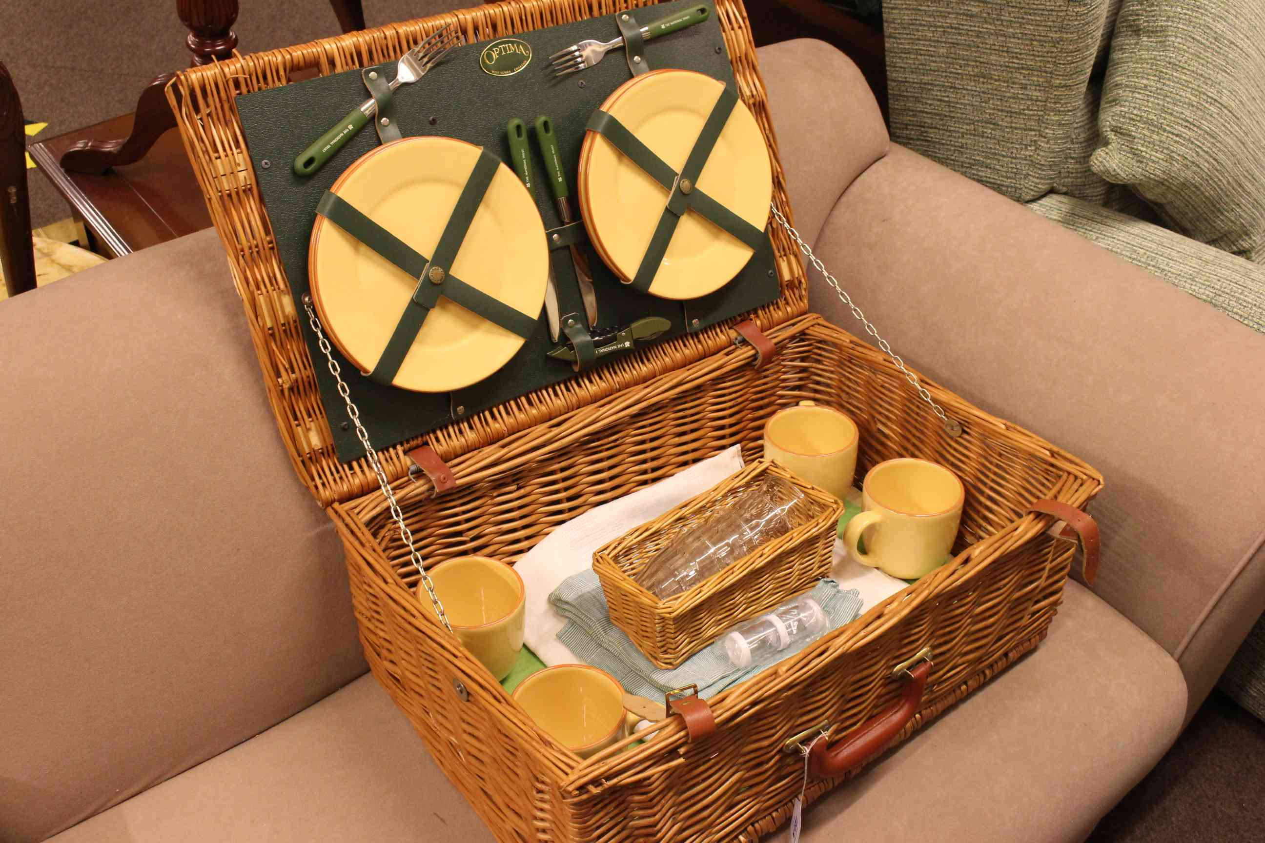 Optima wicker picnic basket. - Image 2 of 2