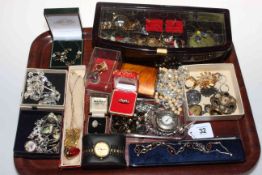 Tray lot of costume jewellery.