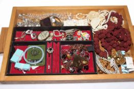 Tray lot of costume jewellery.