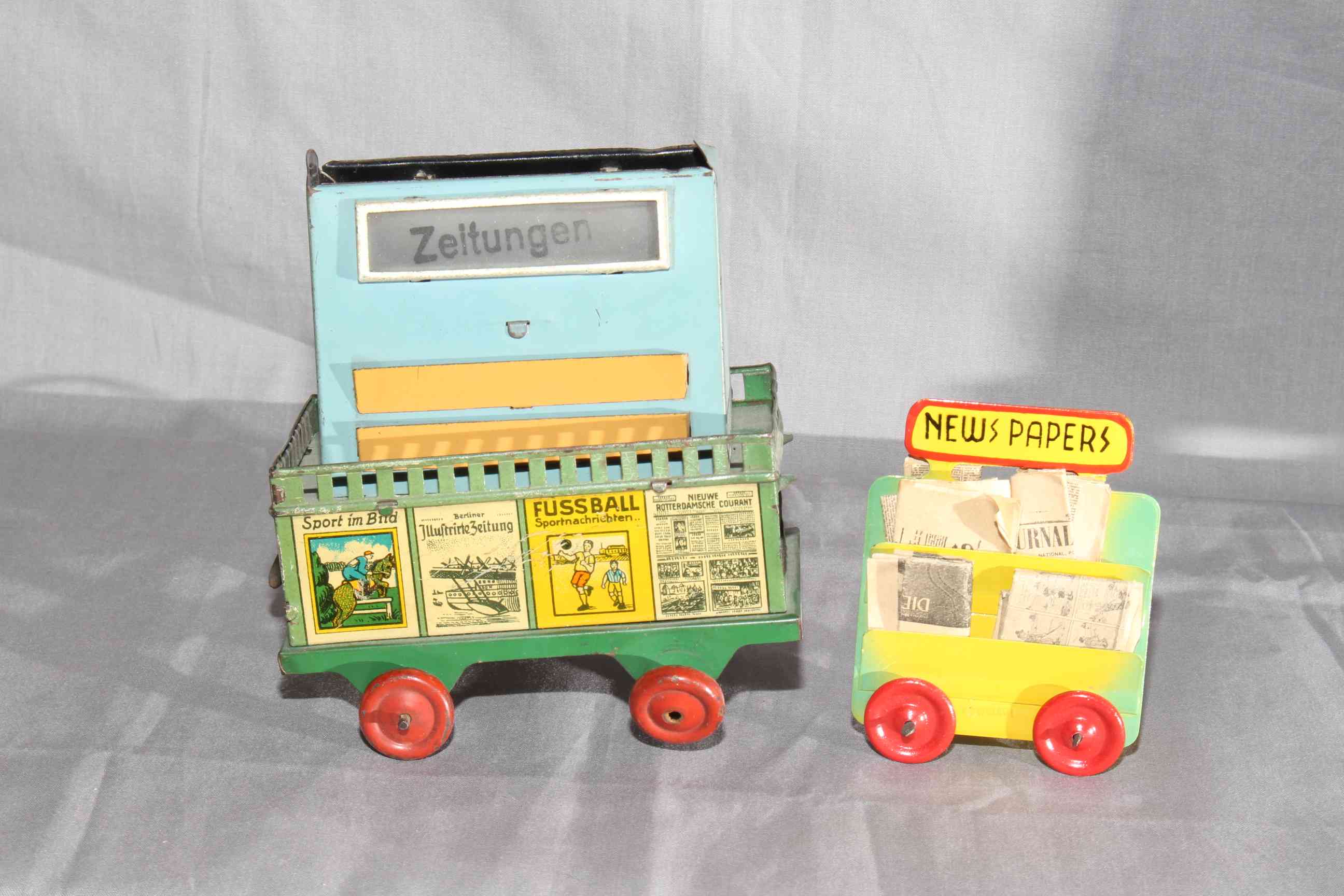 KBN Bavaria O Gauge News stand (lacks 1 wheel) and Newspaper Stand. Very Good to Excellent. - Image 2 of 2