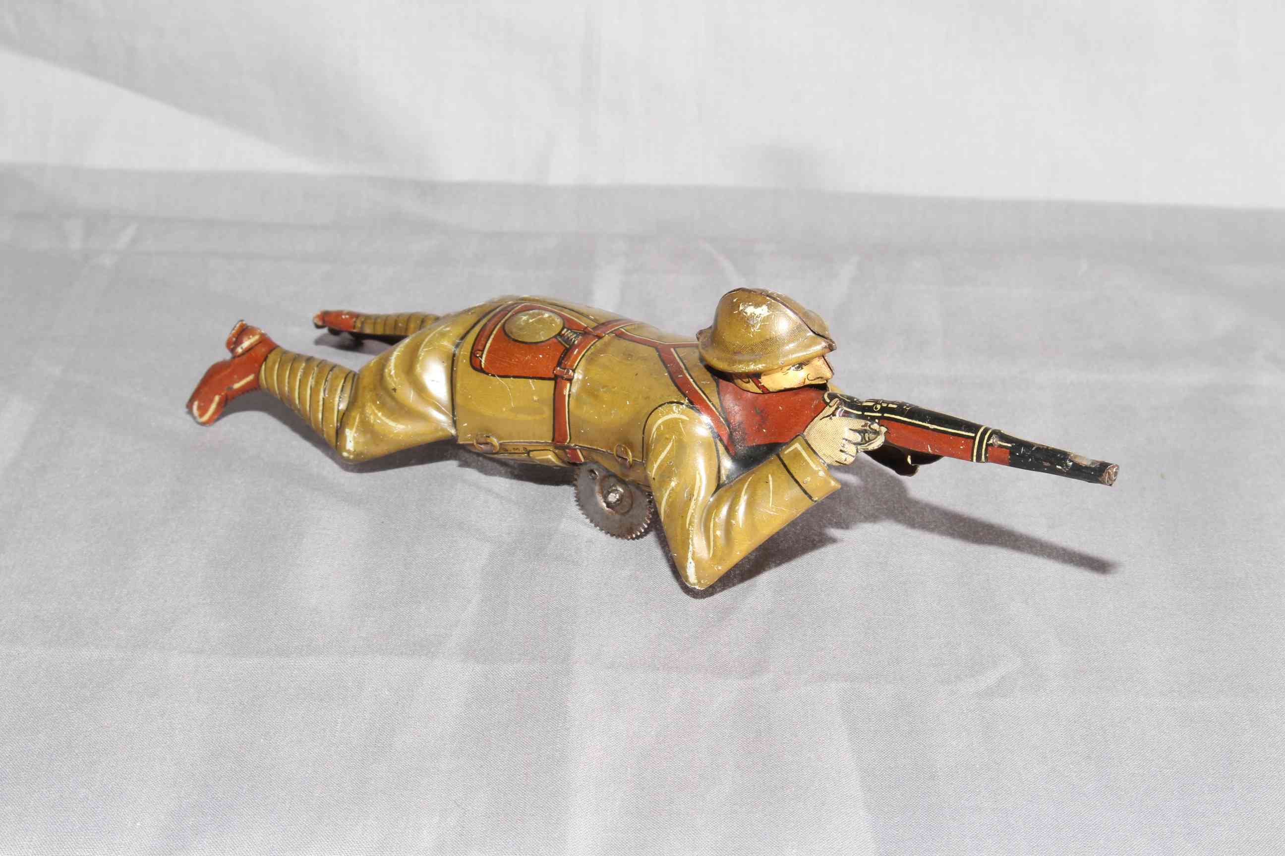 Pre War Einfalt tinplate Sniper with crawling and sparking rifle. Minor wear. - Image 2 of 2