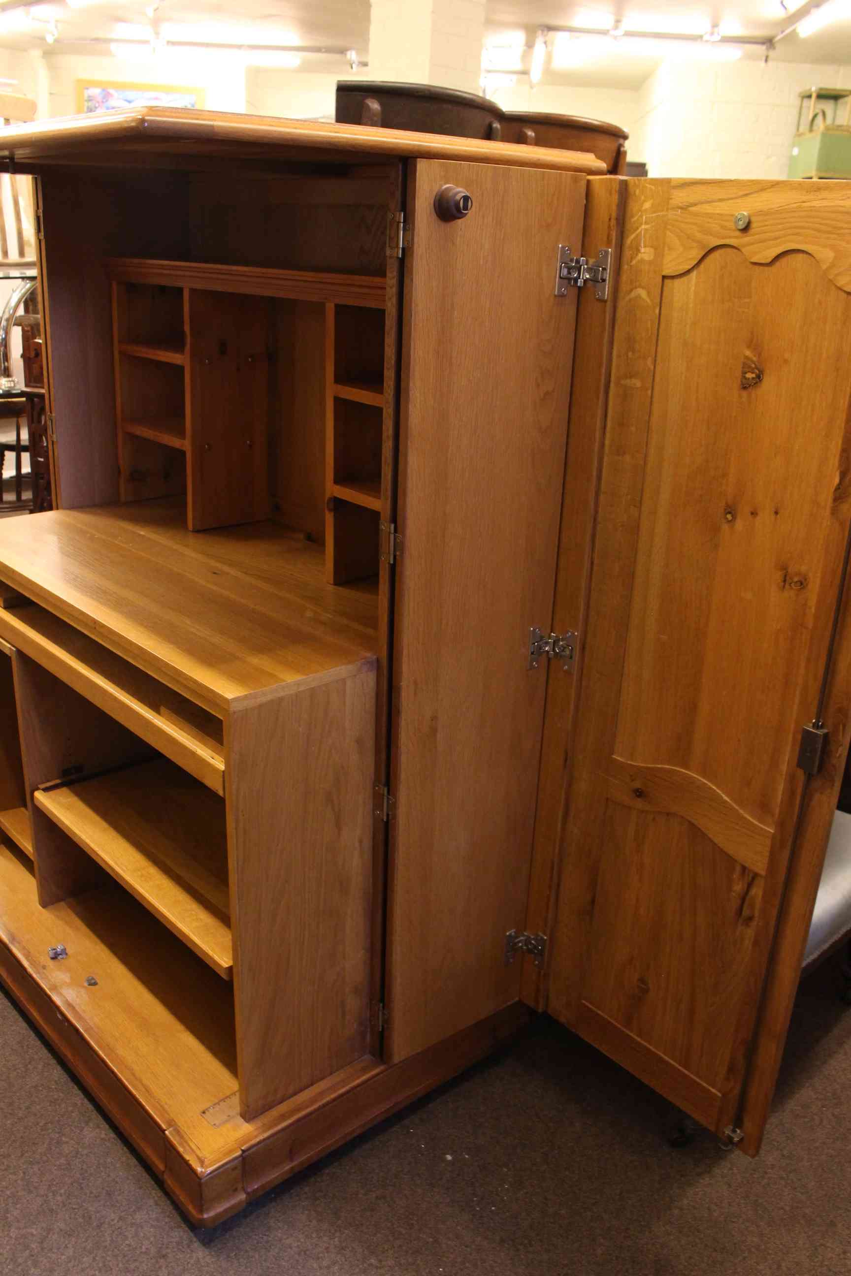 Barker & Stonehouse Continental oak work station having two panelled cantilever doors enclosing - Image 4 of 4