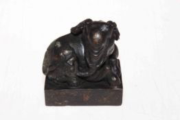 Chinese bronze desk seal in the form of an elephant, 10cm across.