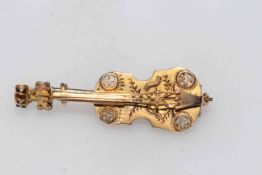 Victorian 9 carat gold violin brooch,