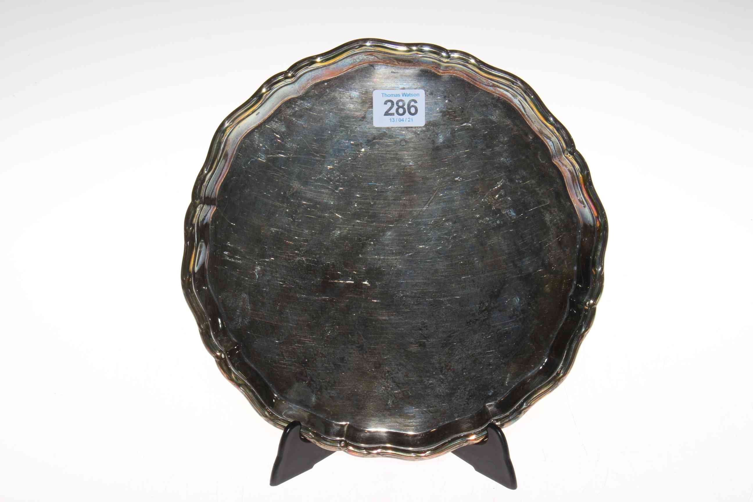 Silver salver, 25.5cm diameter, London 1908.