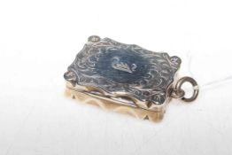 Late Victorian silver vinaigrette with pierced grille, Chester 1899, 3.5cm across.