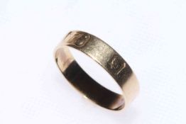 9 carat gold band ring with bold hallmarks to outer surface, size T.