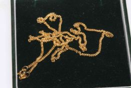 18 carat gold 'flattened' fine chain necklace, 44cm length.