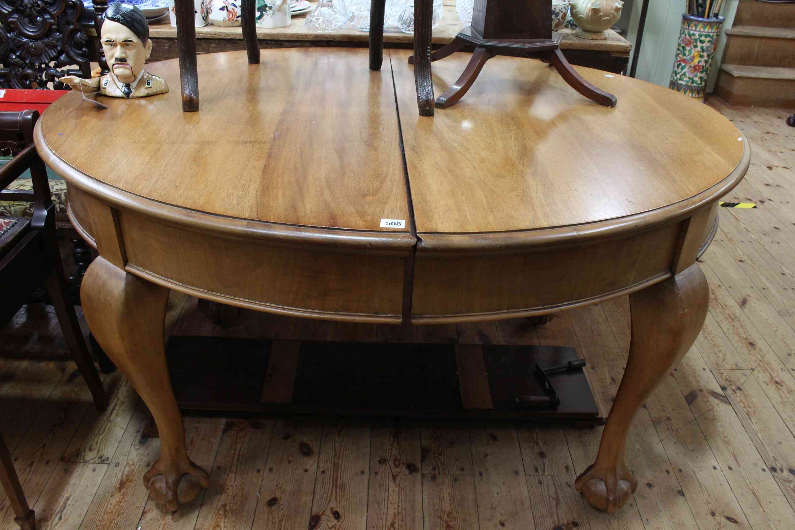 Early 20th Century oval mahogany extending dining table,