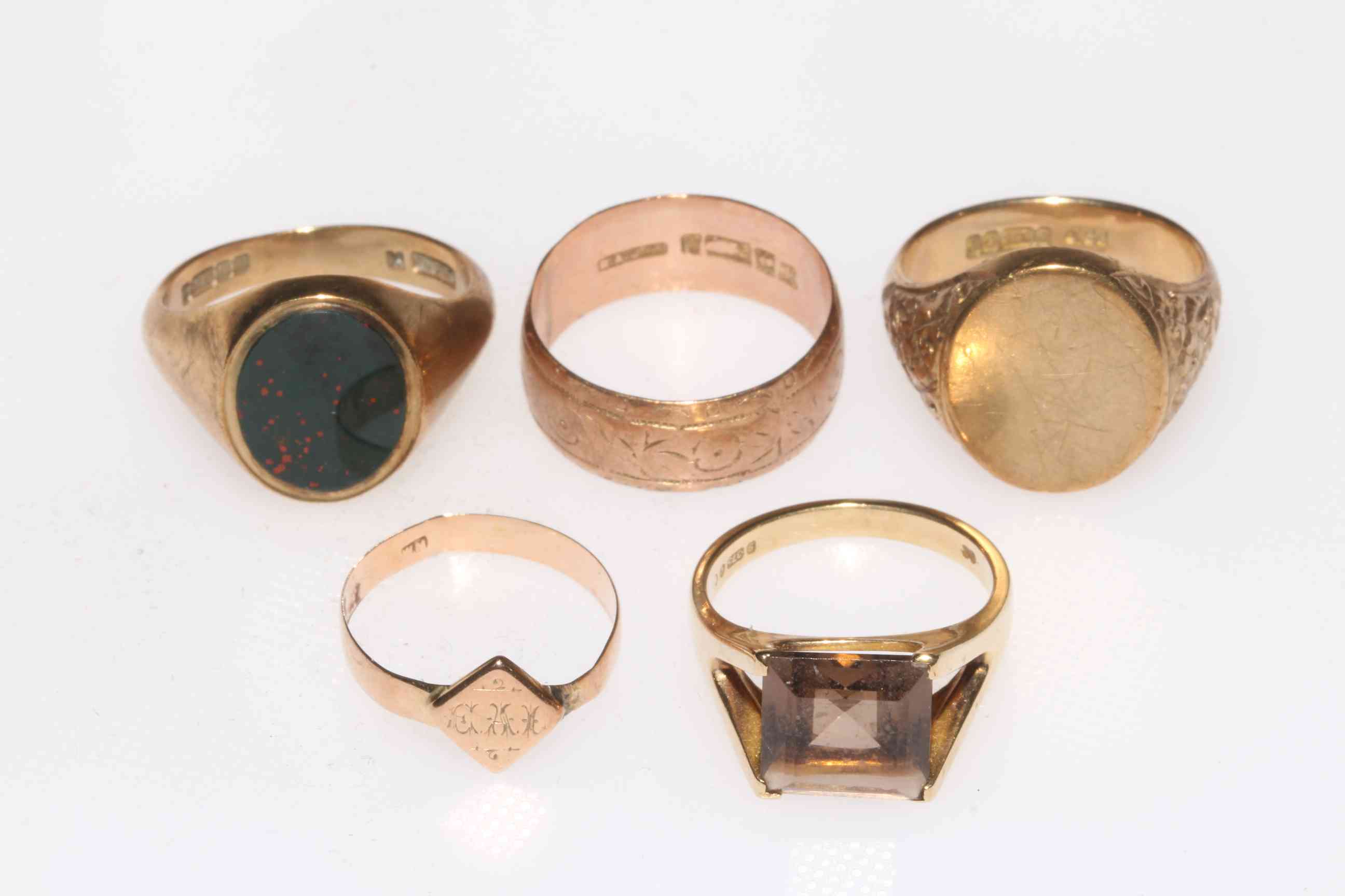 Five 9 carat gold rings including two gents rings.