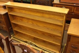 Oak four tier open bookcase, G. Plan nest of three teak tables and brass extending fender (3).