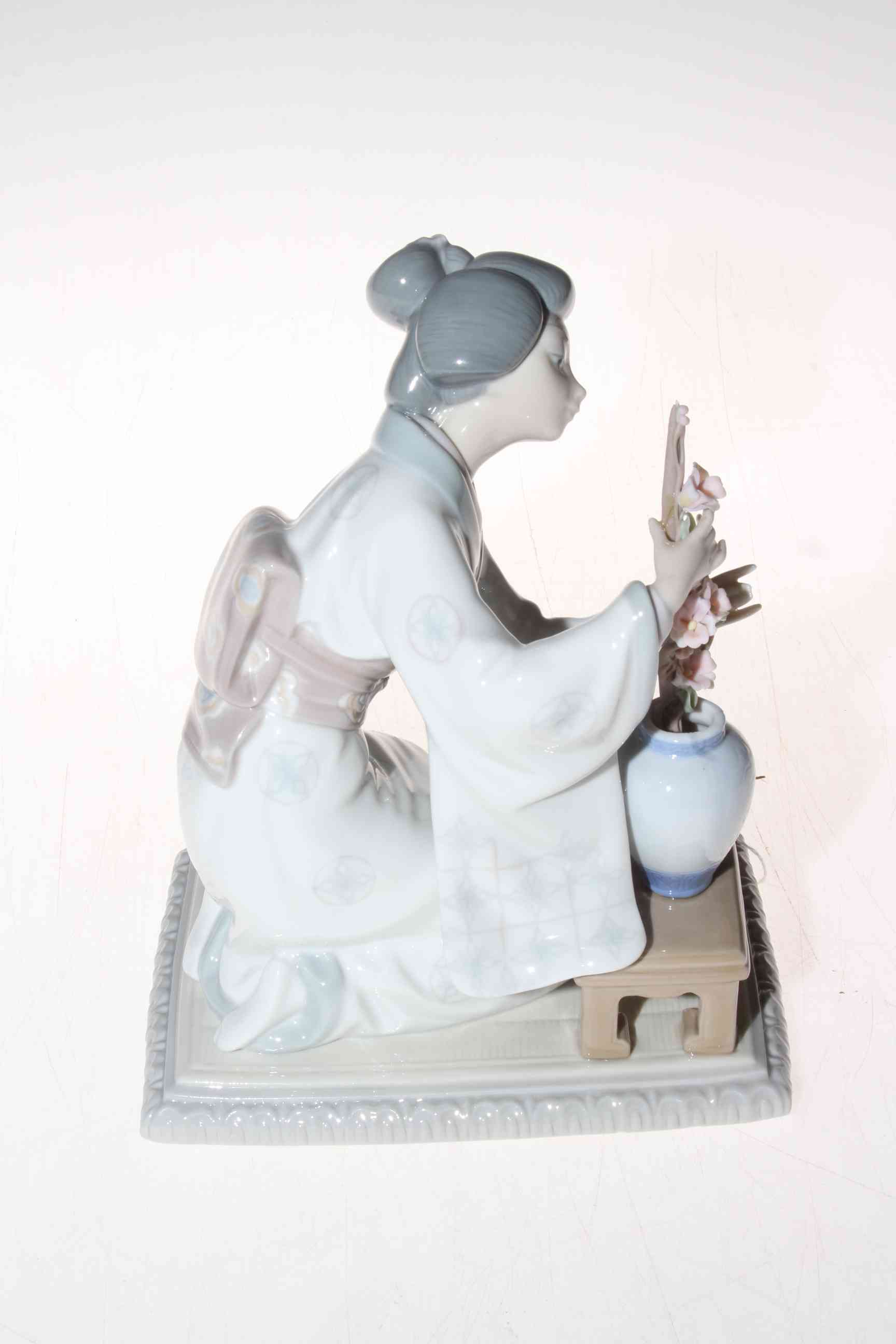 Lladro Japanese lady with flowers, 19cm high.