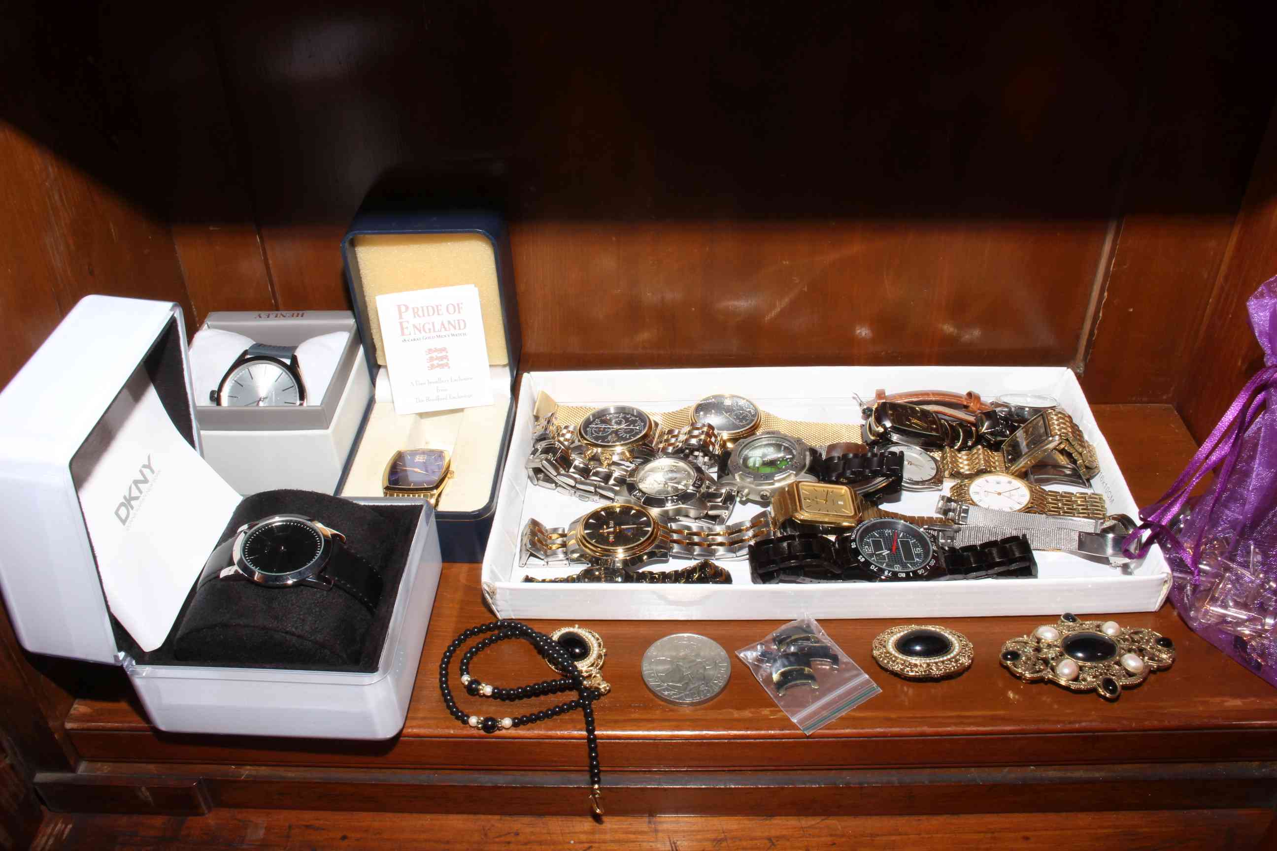Collection of jewellery and watches.
