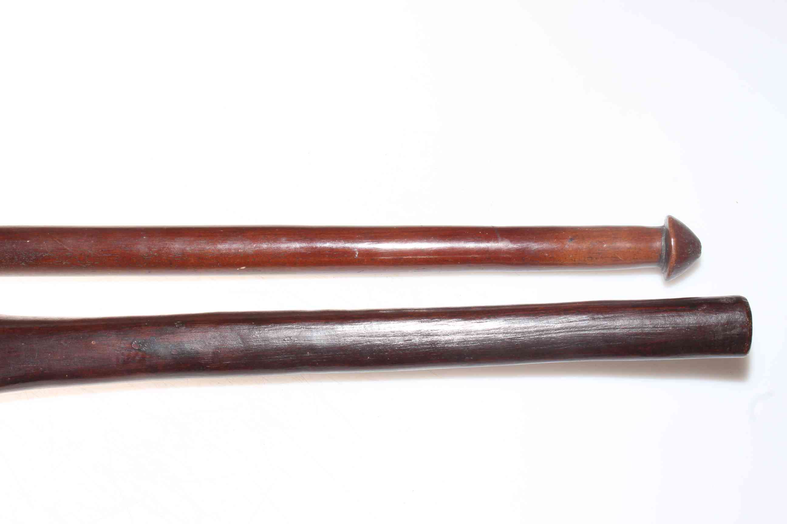 Samoan bilateral toothed club, 80cm long, and Vanuatu club, 77cm long (2). - Image 3 of 4