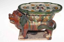 Chinese Foo dog stand, 28cm across.