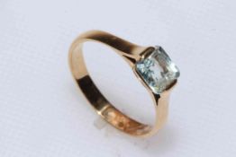 18 carat gold aquamarine ring, size O.